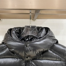 Moncler 盟可睐2026FW秋冬新款Maya经典亮面玛雅可拆卸连帽羽绒服 全套原版五金辅料,拉链、金属按扣、袖臂圆 Moncler 盟可睐2026FW秋冬新款Maya经典亮面玛雅可拆卸连帽羽绒服 全套原版五金辅料,拉链、金属按扣、袖臂圆