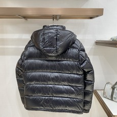 Moncler 盟可睐2026FW秋冬新款Maya经典亮面玛雅可拆卸连帽羽绒服 全套原版五金辅料,拉链、金属按扣、袖臂圆 Moncler 盟可睐2026FW秋冬新款Maya经典亮面玛雅可拆卸连帽羽绒服 全套原版五金辅料,拉链、金属按扣、袖臂圆