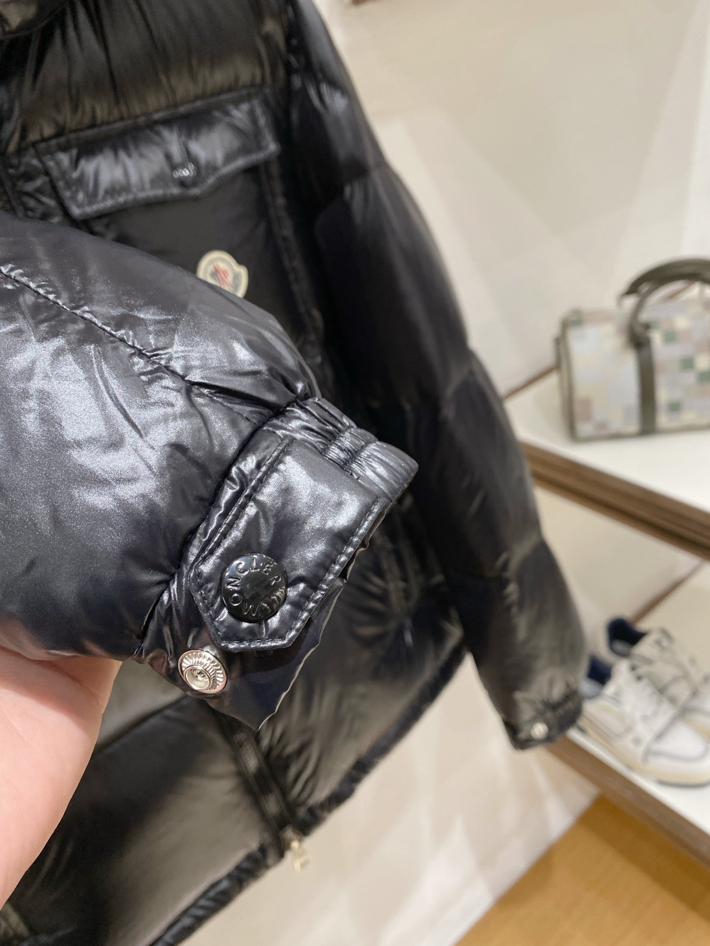 Moncler 盟可睐（蒙口）2026FW秋冬新款彩虹条可拆卸连帽羽绒服 全套原版五金辅料，拉链、按扣、袖口调节扣全部对