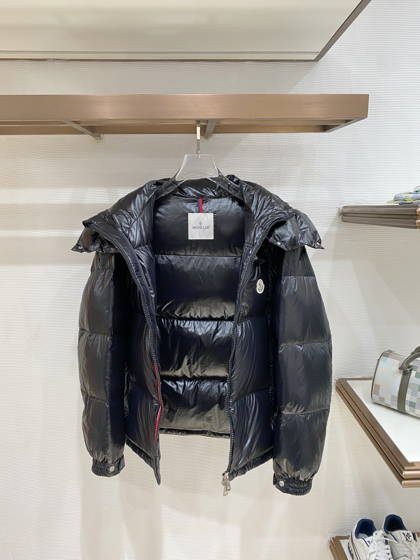 Moncler 盟可睐（蒙口）2026FW秋冬新款彩虹条可拆卸连帽羽绒服 全套原版五金辅料，拉链、按扣、袖口调节扣全部对