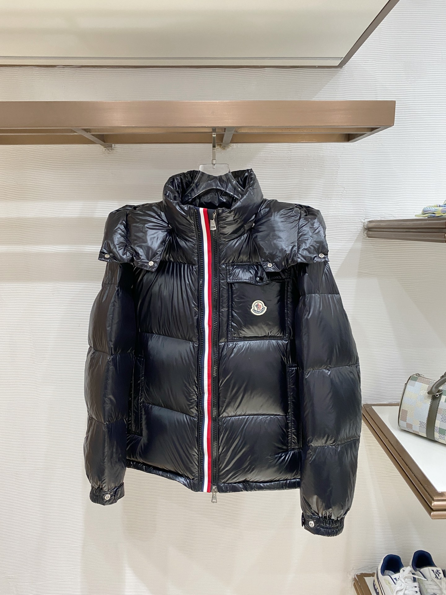 Moncler 盟可睐（蒙口）2026FW秋冬新款彩虹条可拆卸连帽羽绒服 全套原版五金辅料，拉链、按扣、袖口调节扣全部对