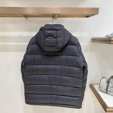 Burberry 博柏利2026FW秋冬专柜最新款暗标连帽短款羽绒服 全套原版五金辅料,定制品牌拉链、袖口调节纽扣全部还 Burberry 博柏利2026FW秋冬专柜最新款暗标连帽短款羽绒服 全套原版五金辅料,定制品牌拉链、袖口调节纽扣全部还