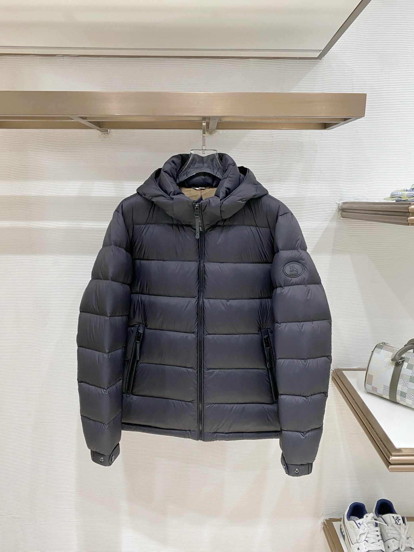 Burberry 博柏利2026FW秋冬专柜最新款暗标连帽短款羽绒服 全套原版五金辅料，定制品牌拉链、袖口调节纽扣全部还