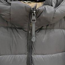 Burberry 博柏利2026FW秋冬专柜最新款暗标连帽短款羽绒服 全套原版五金辅料,定制品牌拉链、袖口调节纽扣全部还 Burberry 博柏利2026FW秋冬专柜最新款暗标连帽短款羽绒服 全套原版五金辅料,定制品牌拉链、袖口调节纽扣全部还