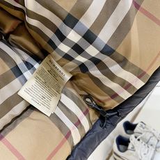 Burberry 博柏利2026FW秋冬专柜最新款暗标连帽短款羽绒服 全套原版五金辅料,定制品牌拉链、袖口调节纽扣全部还 Burberry 博柏利2026FW秋冬专柜最新款暗标连帽短款羽绒服 全套原版五金辅料,定制品牌拉链、袖口调节纽扣全部还