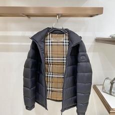 Burberry 博柏利2026FW秋冬专柜最新款暗标连帽短款羽绒服 全套原版五金辅料,定制品牌拉链、袖口调节纽扣全部还 Burberry 博柏利2026FW秋冬专柜最新款暗标连帽短款羽绒服 全套原版五金辅料,定制品牌拉链、袖口调节纽扣全部还