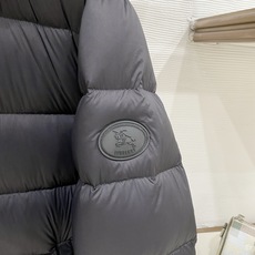 Burberry 博柏利2026FW秋冬专柜最新款暗标连帽短款羽绒服 全套原版五金辅料,定制品牌拉链、袖口调节纽扣全部还 Burberry 博柏利2026FW秋冬专柜最新款暗标连帽短款羽绒服 全套原版五金辅料,定制品牌拉链、袖口调节纽扣全部还