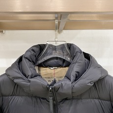 Burberry 博柏利2026FW秋冬专柜最新款暗标连帽短款羽绒服 全套原版五金辅料,定制品牌拉链、袖口调节纽扣全部还 Burberry 博柏利2026FW秋冬专柜最新款暗标连帽短款羽绒服 全套原版五金辅料,定制品牌拉链、袖口调节纽扣全部还