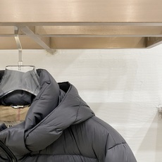 Burberry 博柏利2026FW秋冬专柜最新款暗标连帽短款羽绒服 全套原版五金辅料,定制品牌拉链、袖口调节纽扣全部还 Burberry 博柏利2026FW秋冬专柜最新款暗标连帽短款羽绒服 全套原版五金辅料,定制品牌拉链、袖口调节纽扣全部还