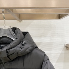 Prada 普拉达 2026FW秋冬专柜最新款三角标连帽短款羽绒服 全套原版五金辅料,定制品牌拉链、金属三角铭牌全部还原 Prada 普拉达 2026FW秋冬专柜最新款三角标连帽短款羽绒服 全套原版五金辅料,定制品牌拉链、金属三角铭牌全部还原