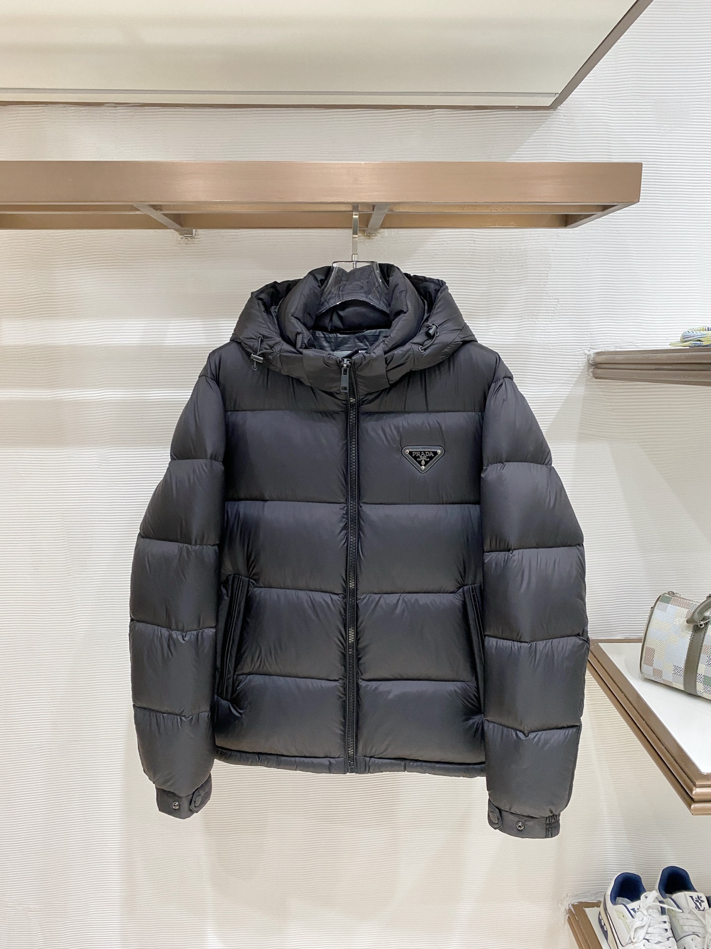 Prada 普拉达 2026FW秋冬专柜最新款三角标连帽短款羽绒服 全套原版五金辅料，定制品牌拉链、金属三角铭牌全部还原