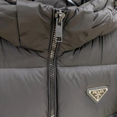 Prada 普拉达 2026FW秋冬专柜最新款三角标连帽短款羽绒服 全套原版五金辅料,定制品牌拉链、金属三角铭牌全部还原 Prada 普拉达 2026FW秋冬专柜最新款三角标连帽短款羽绒服 全套原版五金辅料,定制品牌拉链、金属三角铭牌全部还原