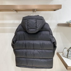 Prada 普拉达 2026FW秋冬专柜最新款三角标连帽短款羽绒服 全套原版五金辅料,定制品牌拉链、金属三角铭牌全部还原 Prada 普拉达 2026FW秋冬专柜最新款三角标连帽短款羽绒服 全套原版五金辅料,定制品牌拉链、金属三角铭牌全部还原