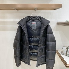 Prada 普拉达 2026FW秋冬专柜最新款三角标连帽短款羽绒服 全套原版五金辅料,定制品牌拉链、金属三角铭牌全部还原 Prada 普拉达 2026FW秋冬专柜最新款三角标连帽短款羽绒服 全套原版五金辅料,定制品牌拉链、金属三角铭牌全部还原