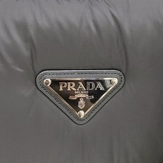 Prada 普拉达 2026FW秋冬专柜最新款三角标连帽短款羽绒服 全套原版五金辅料,定制品牌拉链、金属三角铭牌全部还原 Prada 普拉达 2026FW秋冬专柜最新款三角标连帽短款羽绒服 全套原版五金辅料,定制品牌拉链、金属三角铭牌全部还原