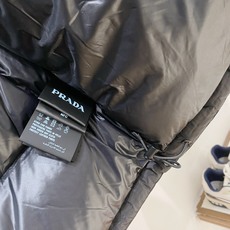 Prada 普拉达 2026FW秋冬专柜最新款三角标连帽短款羽绒服 全套原版五金辅料,定制品牌拉链、金属三角铭牌全部还原 Prada 普拉达 2026FW秋冬专柜最新款三角标连帽短款羽绒服 全套原版五金辅料,定制品牌拉链、金属三角铭牌全部还原