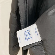 Moncler 盟可睐(蒙口)2026FW秋冬专柜最新款暗标连帽短款羽绒服 全套原版五金辅料,定制品牌拉链、帽绳金属调节 Moncler 盟可睐(蒙口)2026FW秋冬专柜最新款暗标连帽短款羽绒服 全套原版五金辅料,定制品牌拉链、帽绳金属调节