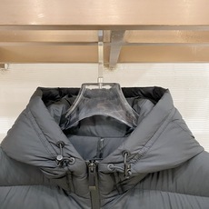 Moncler 盟可睐(蒙口)2026FW秋冬专柜最新款暗标连帽短款羽绒服 全套原版五金辅料,定制品牌拉链、帽绳金属调节 Moncler 盟可睐(蒙口)2026FW秋冬专柜最新款暗标连帽短款羽绒服 全套原版五金辅料,定制品牌拉链、帽绳金属调节