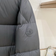Moncler 盟可睐(蒙口)2026FW秋冬专柜最新款暗标连帽短款羽绒服 全套原版五金辅料,定制品牌拉链、帽绳金属调节 Moncler 盟可睐(蒙口)2026FW秋冬专柜最新款暗标连帽短款羽绒服 全套原版五金辅料,定制品牌拉链、帽绳金属调节
