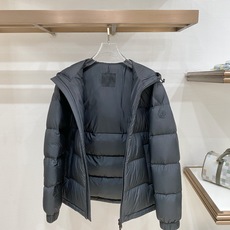 Moncler 盟可睐(蒙口)2026FW秋冬专柜最新款暗标连帽短款羽绒服 全套原版五金辅料,定制品牌拉链、帽绳金属调节 Moncler 盟可睐(蒙口)2026FW秋冬专柜最新款暗标连帽短款羽绒服 全套原版五金辅料,定制品牌拉链、帽绳金属调节