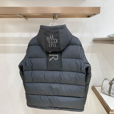 Moncler 盟可睐(蒙口)2026FW秋冬专柜最新款暗标连帽短款羽绒服 全套原版五金辅料,定制品牌拉链、帽绳金属调节 Moncler 盟可睐(蒙口)2026FW秋冬专柜最新款暗标连帽短款羽绒服 全套原版五金辅料,定制品牌拉链、帽绳金属调节