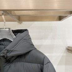 Moncler 盟可睐(蒙口)2026FW秋冬专柜最新款暗标连帽短款羽绒服 全套原版五金辅料,定制品牌拉链、帽绳金属调节 Moncler 盟可睐(蒙口)2026FW秋冬专柜最新款暗标连帽短款羽绒服 全套原版五金辅料,定制品牌拉链、帽绳金属调节
