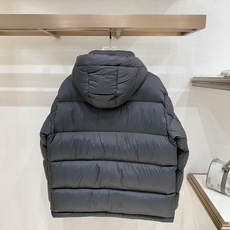 Moncler 盟可睐(蒙口)2026FW秋冬专柜最新款彩色徽章连帽短款羽绒服 全套原版五金辅料,定制品牌拉链、帽绳金属 Moncler 盟可睐(蒙口)2026FW秋冬专柜最新款彩色徽章连帽短款羽绒服 全套原版五金辅料,定制品牌拉链、帽绳金属