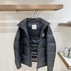 Moncler 盟可睐(蒙口)2026FW秋冬专柜最新款彩色徽章连帽短款羽绒服 全套原版五金辅料,定制品牌拉链、帽绳金属 Moncler 盟可睐(蒙口)2026FW秋冬专柜最新款彩色徽章连帽短款羽绒服 全套原版五金辅料,定制品牌拉链、帽绳金属