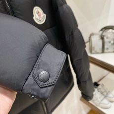 Moncler 盟可睐(蒙口)2026FW秋冬专柜最新款彩色徽章连帽短款羽绒服 全套原版五金辅料,定制品牌拉链、帽绳金属 Moncler 盟可睐(蒙口)2026FW秋冬专柜最新款彩色徽章连帽短款羽绒服 全套原版五金辅料,定制品牌拉链、帽绳金属