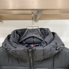 Moncler 盟可睐(蒙口)2026FW秋冬专柜最新款彩色徽章连帽短款羽绒服 全套原版五金辅料,定制品牌拉链、帽绳金属 Moncler 盟可睐(蒙口)2026FW秋冬专柜最新款彩色徽章连帽短款羽绒服 全套原版五金辅料,定制品牌拉链、帽绳金属