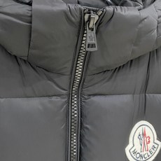 Moncler 盟可睐(蒙口)2026FW秋冬专柜最新款彩色徽章连帽短款羽绒服 全套原版五金辅料,定制品牌拉链、帽绳金属 Moncler 盟可睐(蒙口)2026FW秋冬专柜最新款彩色徽章连帽短款羽绒服 全套原版五金辅料,定制品牌拉链、帽绳金属