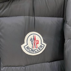 Moncler 盟可睐(蒙口)2026FW秋冬专柜最新款彩色徽章连帽短款羽绒服 全套原版五金辅料,定制品牌拉链、帽绳金属 Moncler 盟可睐(蒙口)2026FW秋冬专柜最新款彩色徽章连帽短款羽绒服 全套原版五金辅料,定制品牌拉链、帽绳金属
