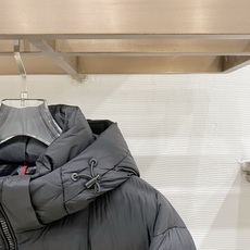 Moncler 盟可睐(蒙口)2026FW秋冬专柜最新款彩色徽章连帽短款羽绒服 全套原版五金辅料,定制品牌拉链、帽绳金属 Moncler 盟可睐(蒙口)2026FW秋冬专柜最新款彩色徽章连帽短款羽绒服 全套原版五金辅料,定制品牌拉链、帽绳金属