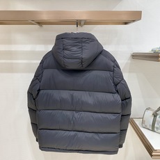 Moncler 盟可睐(蒙口)2026FW秋冬专柜最新款袖袋徽章连帽短款羽绒服 全套原版五金辅料,按扣、品牌拉链、帽绳金 Moncler 盟可睐(蒙口)2026FW秋冬专柜最新款袖袋徽章连帽短款羽绒服 全套原版五金辅料,按扣、品牌拉链、帽绳金