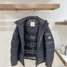 Moncler 盟可睐(蒙口)2026FW秋冬专柜最新款袖袋徽章连帽短款羽绒服 全套原版五金辅料,按扣、品牌拉链、帽绳金 Moncler 盟可睐(蒙口)2026FW秋冬专柜最新款袖袋徽章连帽短款羽绒服 全套原版五金辅料,按扣、品牌拉链、帽绳金