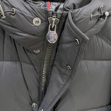 Moncler 盟可睐(蒙口)2026FW秋冬专柜最新款袖袋徽章连帽短款羽绒服 全套原版五金辅料,按扣、品牌拉链、帽绳金 Moncler 盟可睐(蒙口)2026FW秋冬专柜最新款袖袋徽章连帽短款羽绒服 全套原版五金辅料,按扣、品牌拉链、帽绳金