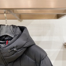 Moncler 盟可睐(蒙口)2026FW秋冬专柜最新款袖袋徽章连帽短款羽绒服 全套原版五金辅料,按扣、品牌拉链、帽绳金 Moncler 盟可睐(蒙口)2026FW秋冬专柜最新款袖袋徽章连帽短款羽绒服 全套原版五金辅料,按扣、品牌拉链、帽绳金