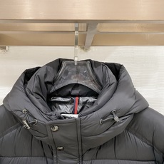 Moncler 盟可睐(蒙口)2026FW秋冬专柜最新款袖袋徽章连帽短款羽绒服 全套原版五金辅料,按扣、品牌拉链、帽绳金 Moncler 盟可睐(蒙口)2026FW秋冬专柜最新款袖袋徽章连帽短款羽绒服 全套原版五金辅料,按扣、品牌拉链、帽绳金