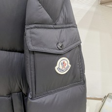 Moncler 盟可睐(蒙口)2026FW秋冬专柜最新款袖袋徽章连帽短款羽绒服 全套原版五金辅料,按扣、品牌拉链、帽绳金 Moncler 盟可睐(蒙口)2026FW秋冬专柜最新款袖袋徽章连帽短款羽绒服 全套原版五金辅料,按扣、品牌拉链、帽绳金