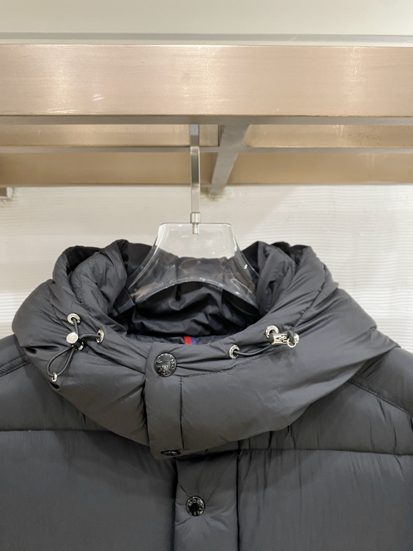Moncler 盟可睐（蒙口）2026FW秋冬专柜最新款袖袋徽章连帽短款羽绒服 全套原版五金辅料，按扣、品牌拉链、帽绳金
