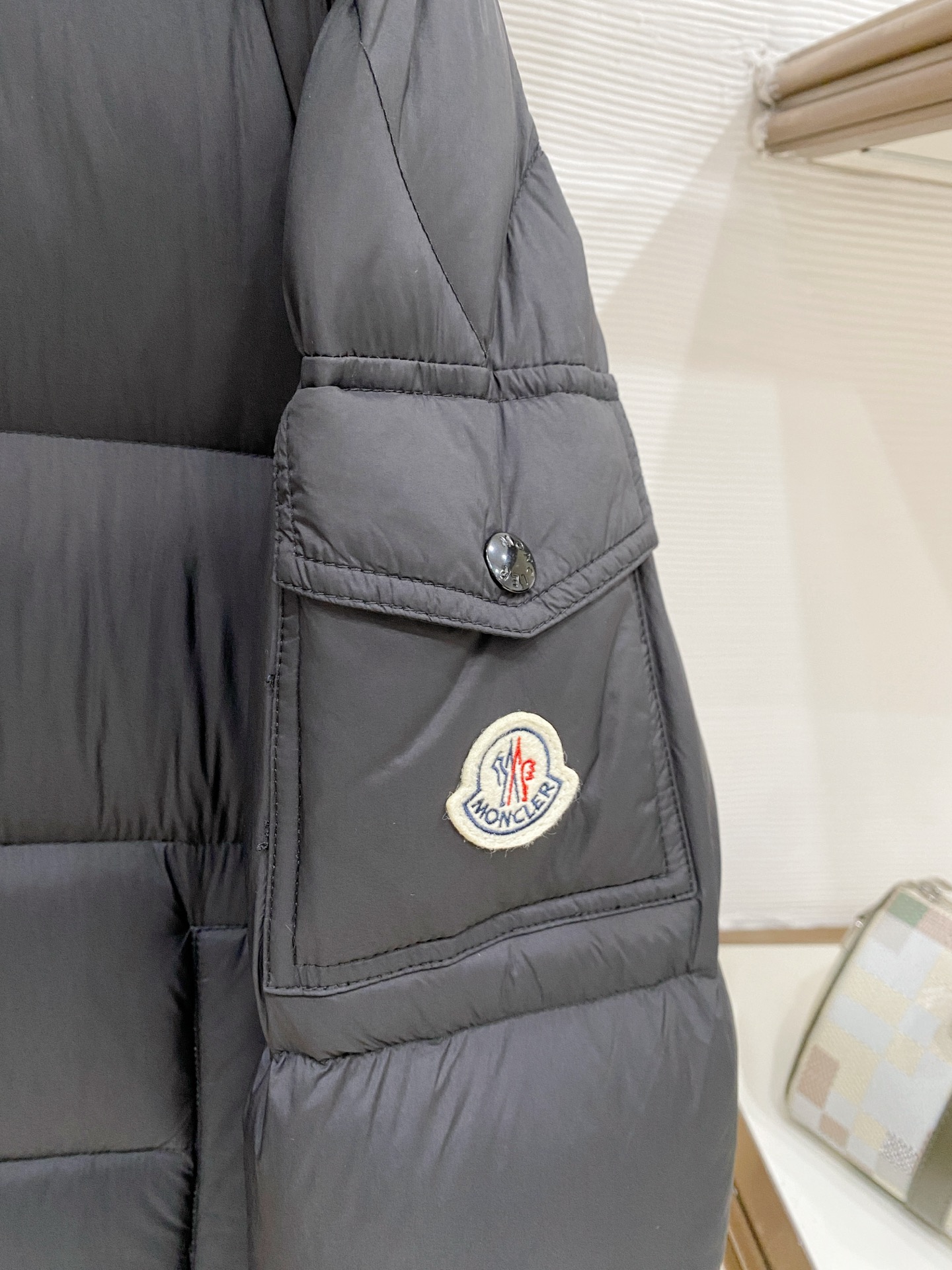 Moncler 盟可睐（蒙口）2026FW秋冬专柜最新款袖袋徽章连帽短款羽绒服 全套原版五金辅料，按扣、品牌拉链、帽绳金