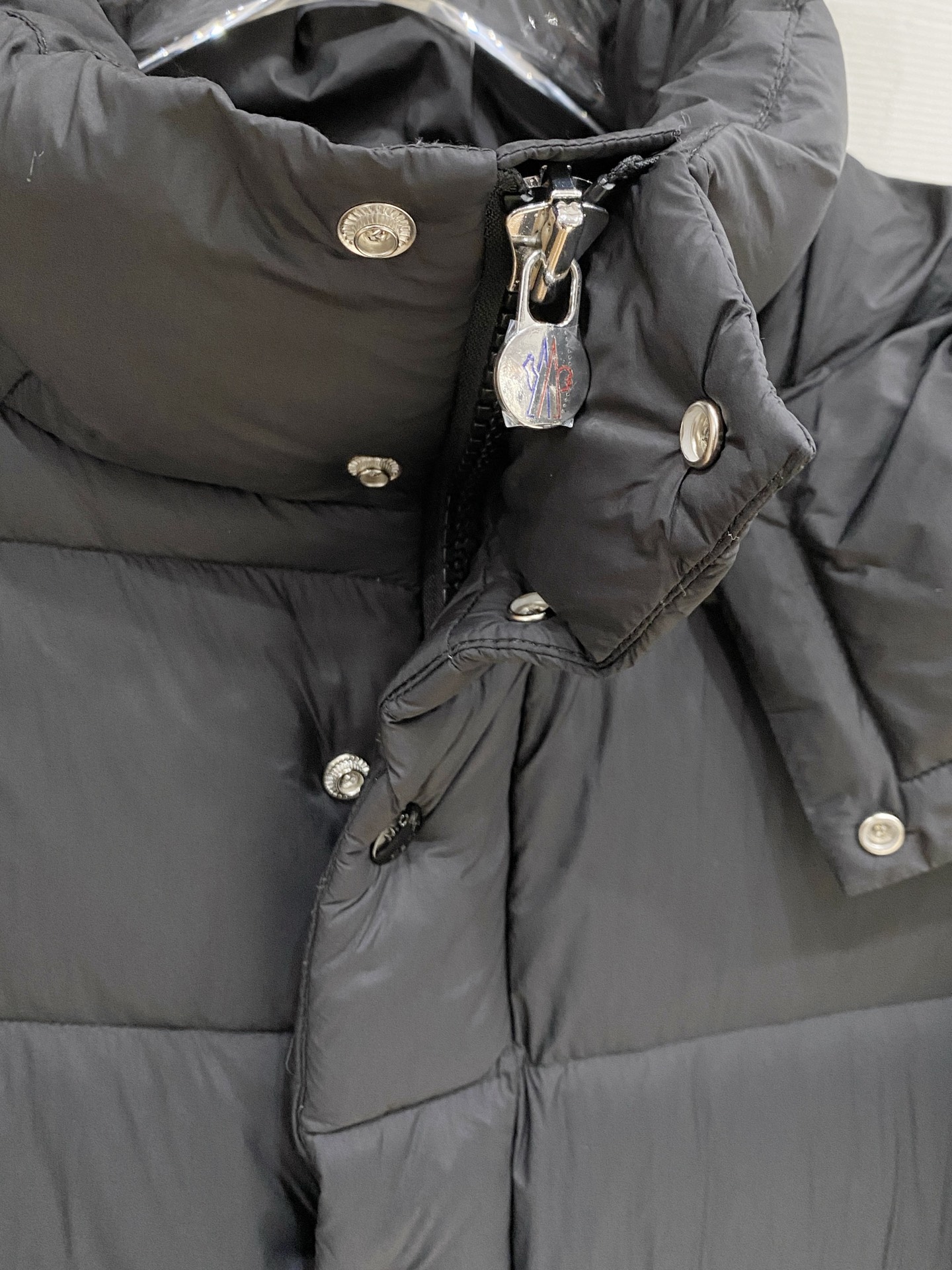 Moncler 盟可睐（蒙口）2026FW秋冬专柜最新款袖袋徽章连帽短款羽绒服 全套原版五金辅料，按扣、品牌拉链、帽绳金