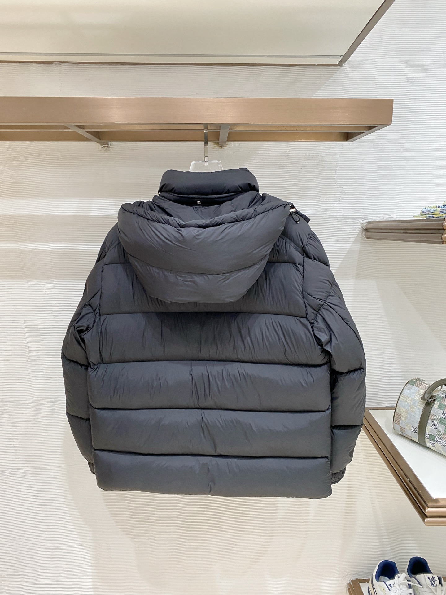 Moncler 盟可睐（蒙口）2026FW秋冬专柜最新款袖袋徽章连帽短款羽绒服 全套原版五金辅料，按扣、品牌拉链、帽绳金