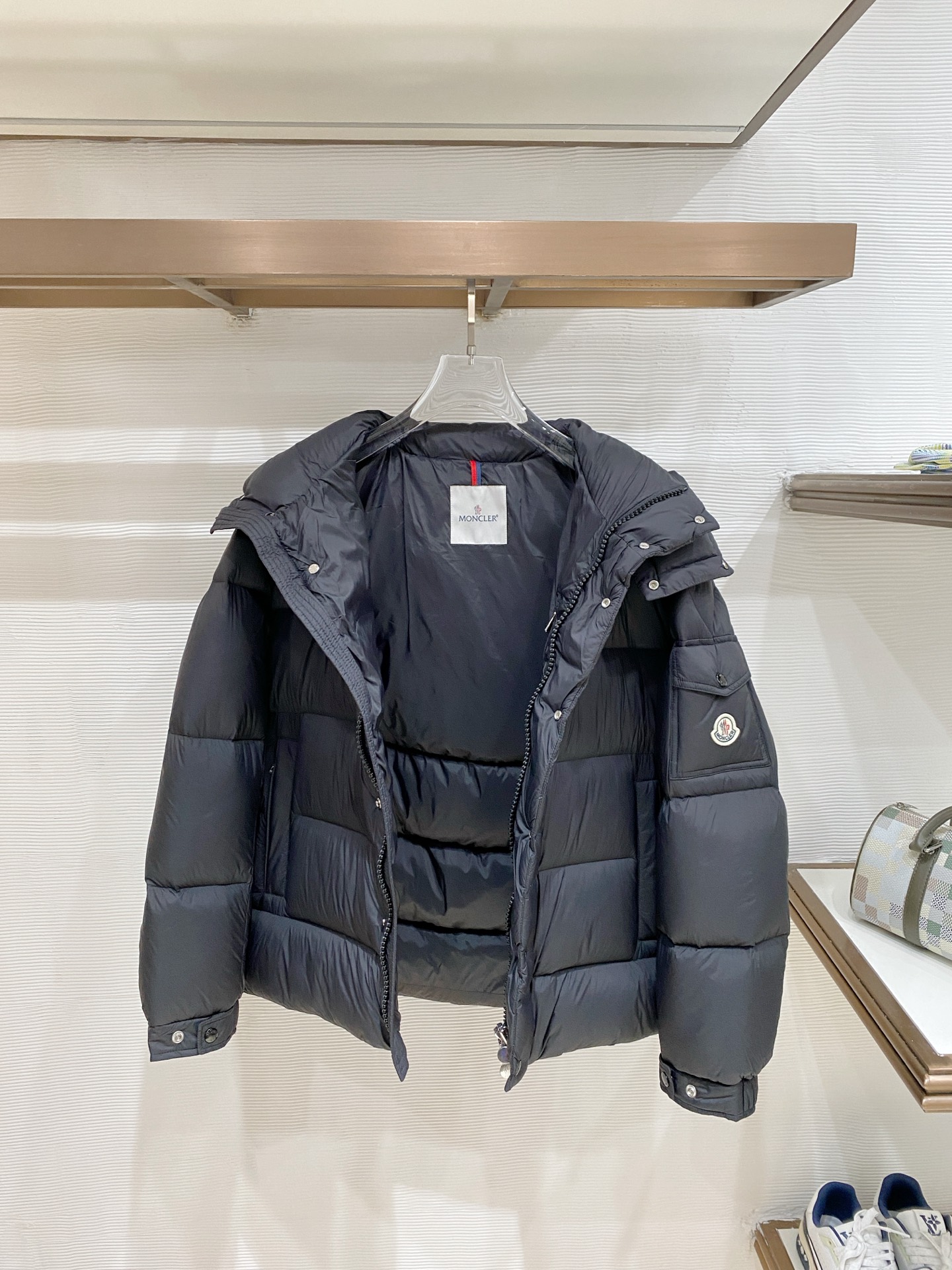 Moncler 盟可睐（蒙口）2026FW秋冬专柜最新款袖袋徽章连帽短款羽绒服 全套原版五金辅料，按扣、品牌拉链、帽绳金