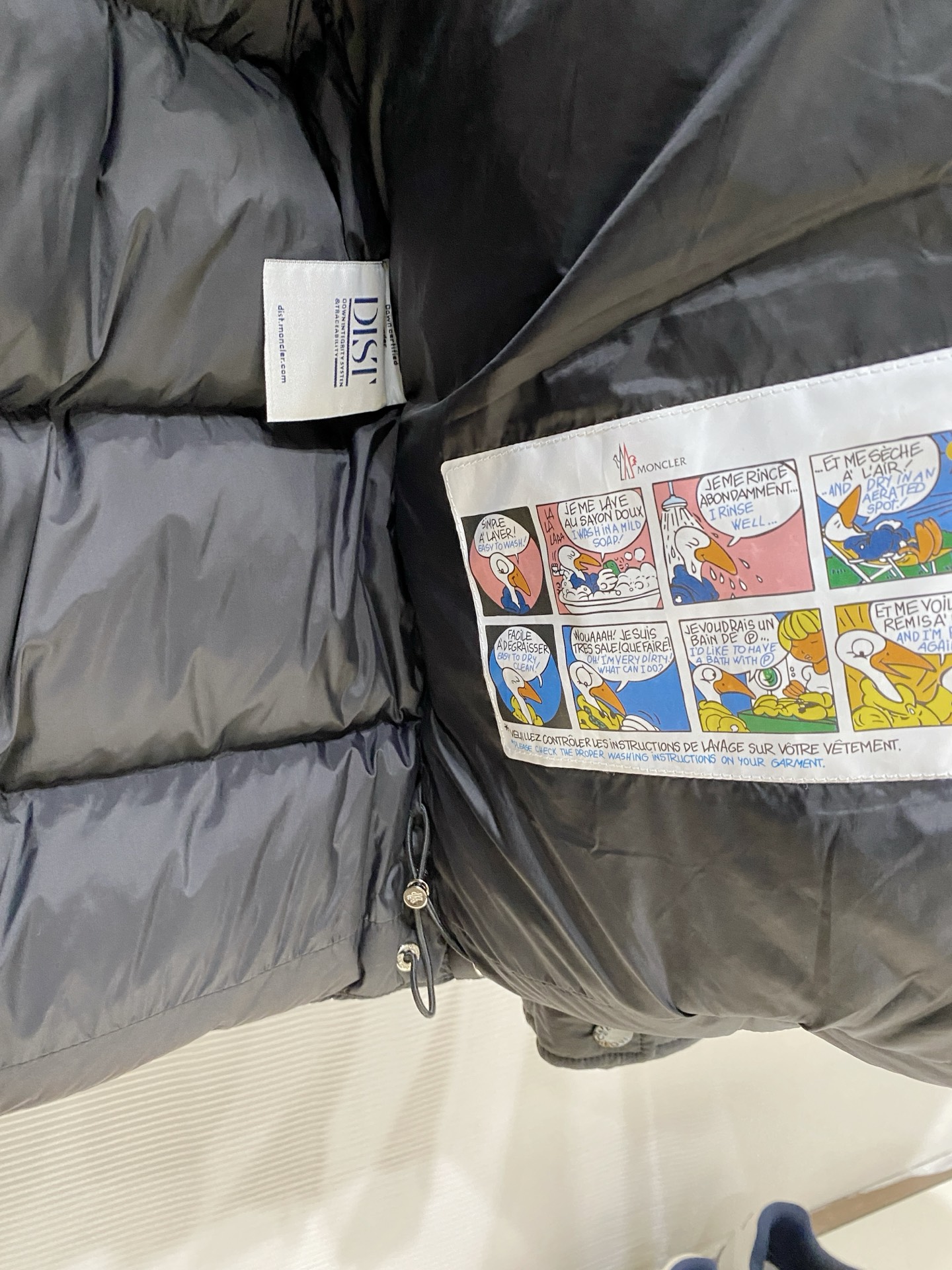 Moncler 盟可睐（蒙口）2026FW秋冬专柜最新款袖袋徽章连帽短款羽绒服 全套原版五金辅料，按扣、品牌拉链、帽绳金