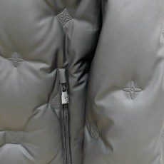 Louis Vuitton 路易威登(LV)2026FW秋冬新款可拆卸连帽压花羽绒服 全套原版五金配件,拉链、按扣全部还 Louis Vuitton 路易威登(LV)2026FW秋冬新款可拆卸连帽压花羽绒服 全套原版五金配件,拉链、按扣全部还