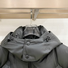Louis Vuitton 路易威登(LV)2026FW秋冬新款可拆卸连帽压花羽绒服 全套原版五金配件,拉链、按扣全部还 Louis Vuitton 路易威登(LV)2026FW秋冬新款可拆卸连帽压花羽绒服 全套原版五金配件,拉链、按扣全部还