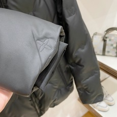 Louis Vuitton 路易威登(LV)2026FW秋冬新款可拆卸连帽压花羽绒服 全套原版五金配件,拉链、按扣全部还 Louis Vuitton 路易威登(LV)2026FW秋冬新款可拆卸连帽压花羽绒服 全套原版五金配件,拉链、按扣全部还