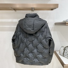 Louis Vuitton 路易威登(LV)2026FW秋冬新款可拆卸连帽压花羽绒服 全套原版五金配件,拉链、按扣全部还 Louis Vuitton 路易威登(LV)2026FW秋冬新款可拆卸连帽压花羽绒服 全套原版五金配件,拉链、按扣全部还