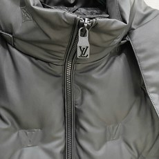 Louis Vuitton 路易威登(LV)2026FW秋冬新款可拆卸连帽压花羽绒服 全套原版五金配件,拉链、按扣全部还 Louis Vuitton 路易威登(LV)2026FW秋冬新款可拆卸连帽压花羽绒服 全套原版五金配件,拉链、按扣全部还